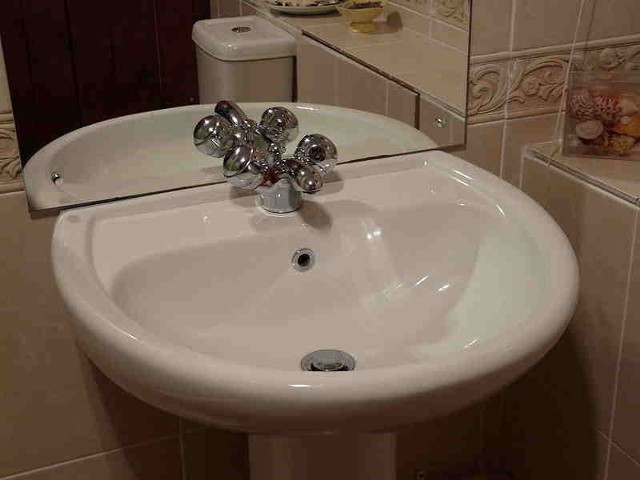 Źródło: http://commons.wikimedia.org/wiki/File:Bathroom_sink.jpg