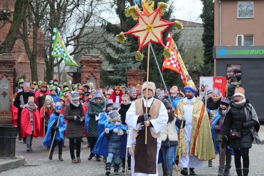 Nowy Staw. Trzej królowie przeszli ulicami miasta. Wspólne kolędowanie przy szopce [ZDJĘCIA]