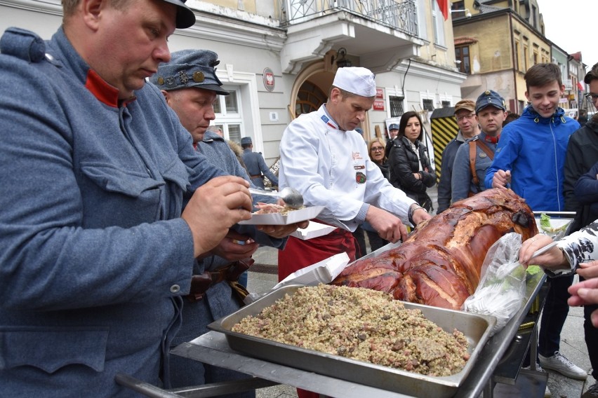 Świętowanie gorliczan. Na płytę Rynku wjechał pieczony prosiak z kaszą. Chętnych na skosztowanie nie brakuje