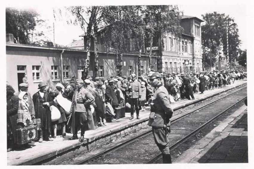 Żydzi olkuscy na dworcu kolejowym przed deportacją w czerwcu...