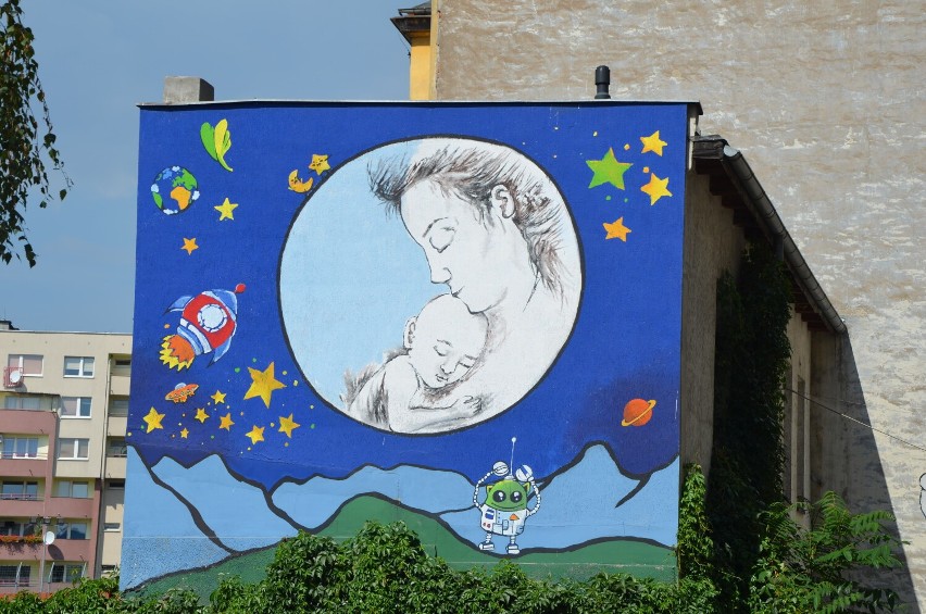 Mural Matki z dzieckiem w kosmicznej oprawie