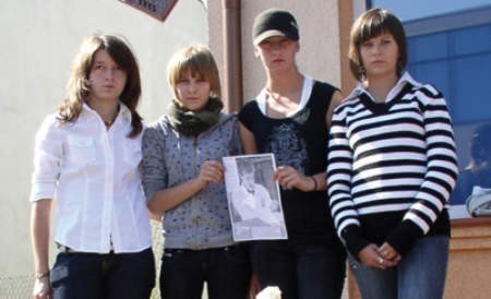 Adrianna Kott, Nela Grzybowska, Karolina Bogacz i Edyta Obała przyniosły na wczorajszą manifestację portret Rafała.