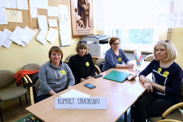 Strajk nauczycieli w powiecie piotrkowskim: akcja ciągle prowadzona jest w wielu szkołach m.in. w Gimnazjum w Moszczenicy