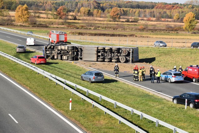 Przewrócona ciężarówka blokuje oba pasy jezdni w kierunku Krakowa. Samochody osobowe i dostawcze objeżdżają ją pasem zieleni. Ciężarówki stoją w długim korku