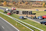 Wypadek tira na autostradzie A4 koło Tarnowa. Jezdnia w kierunku Krakowa jest całkowicie zablokowana. Samochody jadą pasem zieleni [ZDJĘCIA]