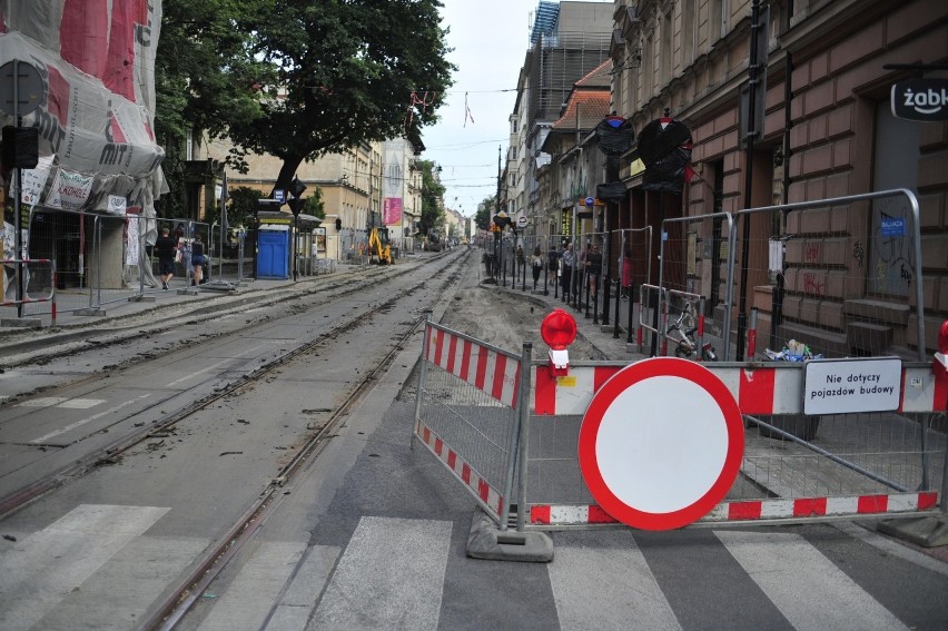 Karmelicka w Krakowie została rozkopana. Tramwaje wrócą na...