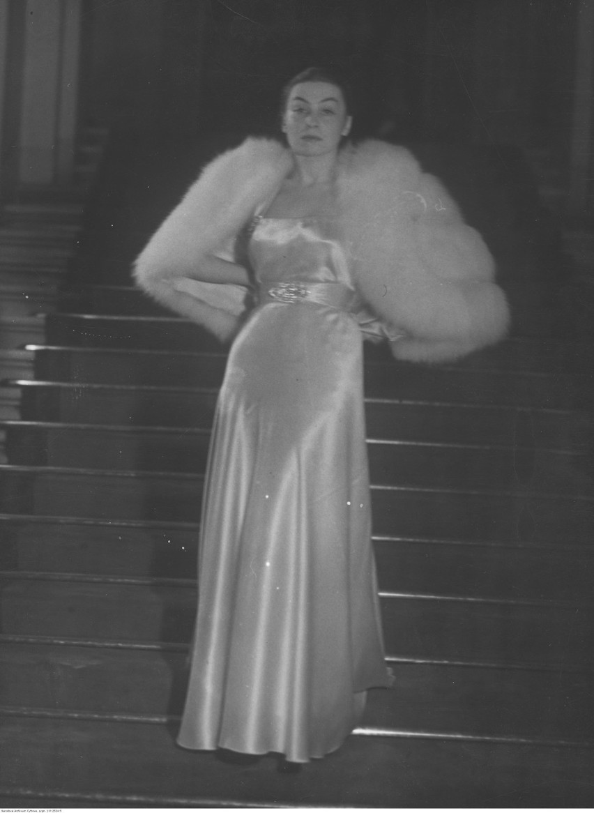 Aktorka Nina Andrycz. Fotografia pozowana na schodach.
Data...