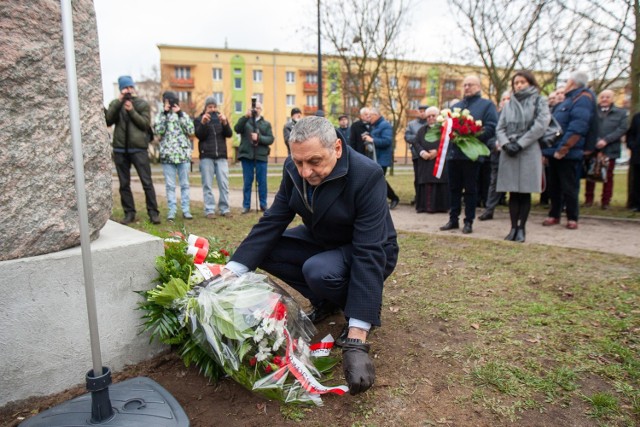 Pod koniec 2018 roku organizacje kombatanckie, które dziś protestują przeciwko pozostawieniu nazwy skweru na Leśnym, odsłoniły swój obelisk.