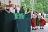 Lalkowy spektakl „Tajemnice przyszowskiego lasu” na tarasie domu kultury w Stalowej Woli. Zobacz zdjęcia