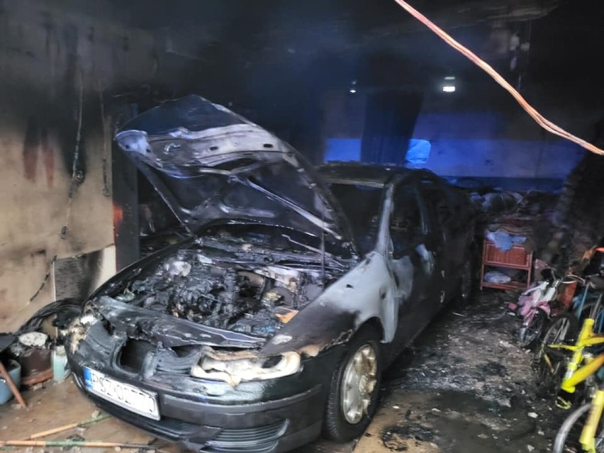 Spłonął garaż wraz z samochodem. Pożar w Grzebienisku