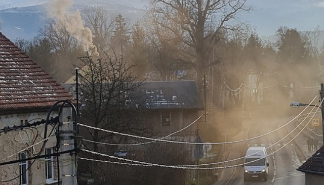 W ubiegłym roku Jeleniogórski Alarm Smogowy zamieszczał na FB zdjęcia domów, z których z kominów unosił się czarny dym. Teraz może to sprawdzić dron "Nosacz".