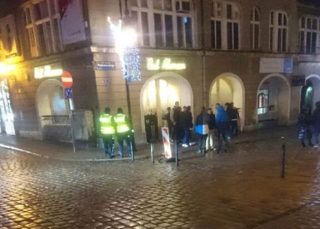 Zero tolerancji na Starym Rynku. 74 policjantów w akcji - 5 zatrzymanych osób