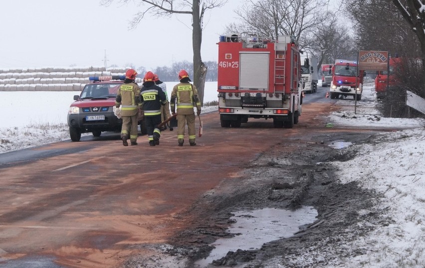 Powiat inowrocławski. Po zderzeniu ciężarówki z osobówką w Rożniatach na drogę wylało się paliwo. Zobaczcie zdjęcia z miejsca zdarzenia