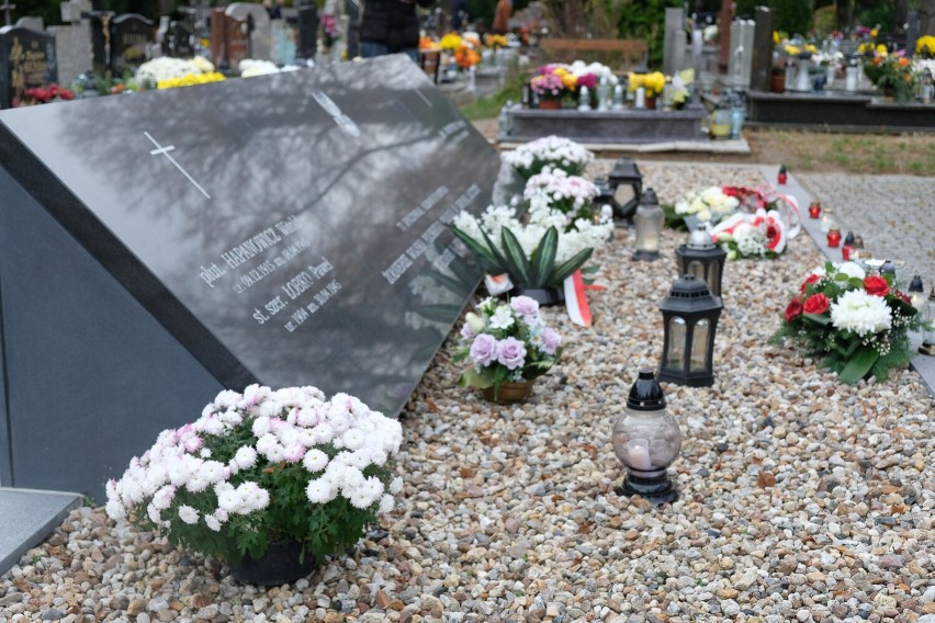 Przed Grobem Nieznanego Żołnierza na cmentarzu komunalnym w...