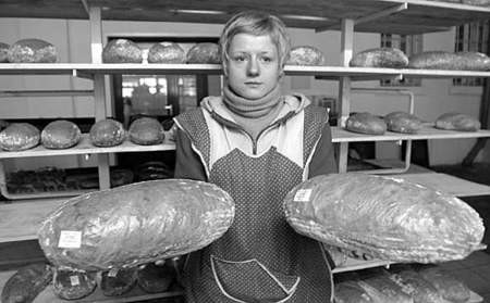 Magdalena Harazim z katowickiej piekarni przy ulicy Warszawskiej pokazuje świeży chleb, który właśnie podrożał do 3 złotych. fot. A. Grygiel