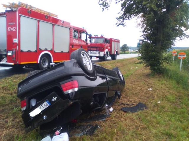 Wypadek w Kościelcu. BMW wylądowało w rowie