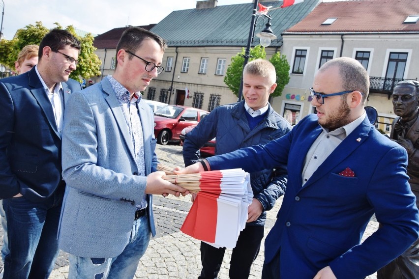 Biało-czerwone chorągiewki od Forum Młodych PiS Sieradz 2019 (zdjęcia)