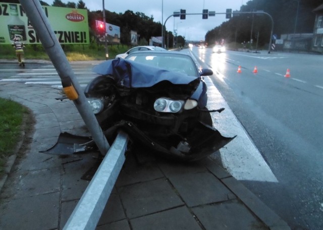 Tarnowian stracił panowanie nad kierownicą i uderzył w latarnię i sygnalizator