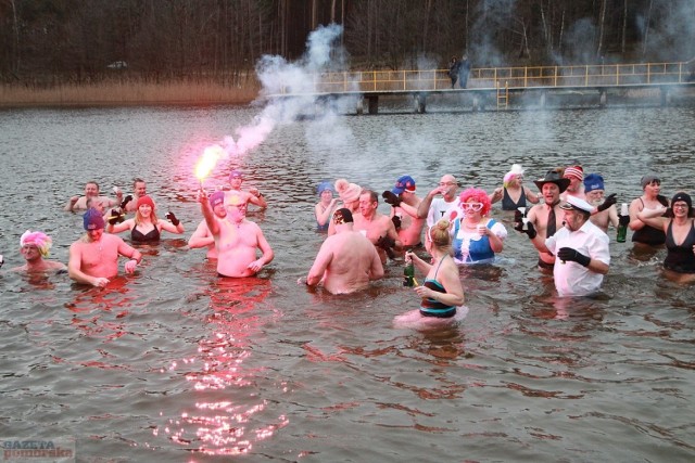 Włocławskim amatorom zimnych kąpieli mało było ochłody - do wody wskoczyli zarówno na pożegnanie starego roku w Sylwestra, jak i przywitali nowy rok w jeziorze Czarnym.



