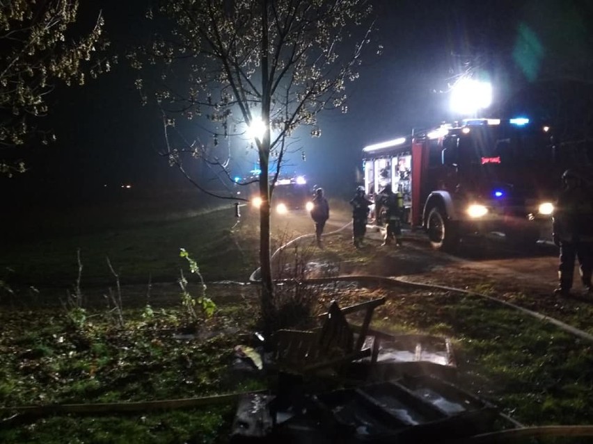 Palą się dwa baraki w Szczerbięcinie, w gminie Tczew. Jedna osoba odniosła obrażenia [ZDJĘCIA]
