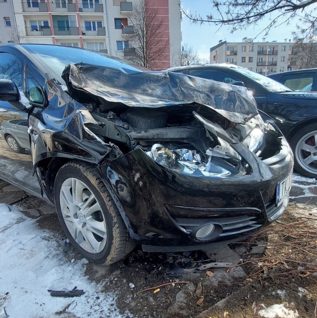 Na stojące na parkingu na kieleckim KSMie samochody wpadło inne auto. Zobacz na kolejnych zdjęciach tor jazdy kierowcy i zniszczone pojazdy.