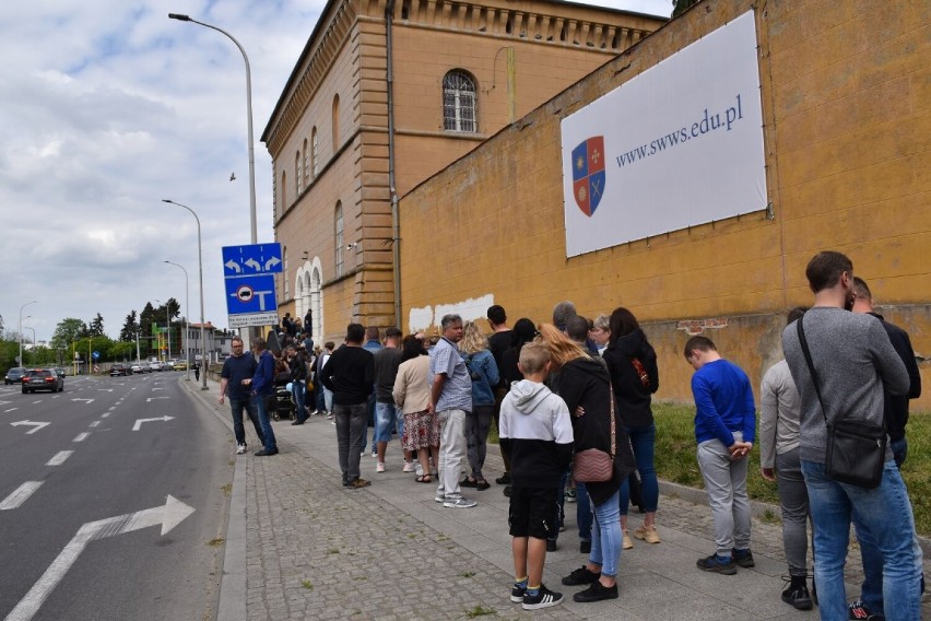 Były zakład karny w Kaliszu otwarty dla zwiedzających. Przed budynkiem ustawiają się długie kolejki! ZDJĘCIA