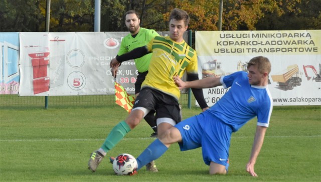 5 liga piłkarska: Brzezina Osiek - Sokół Przytkowice 0:1. Na zdjęciu: Kacper Filip (z lewej, Brzezina) atakowany przez Tomasza Trzebuniaka (Sokół Przytkowice).