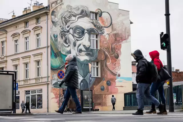 Mural przedstawiający Andrzeja Szwalbego wzbudził sporo kontrowersji.