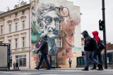 Mural Andrzeja Szwalbego w Bydgoszczy budzi kontrowersje. Wszystko przez jedno okno