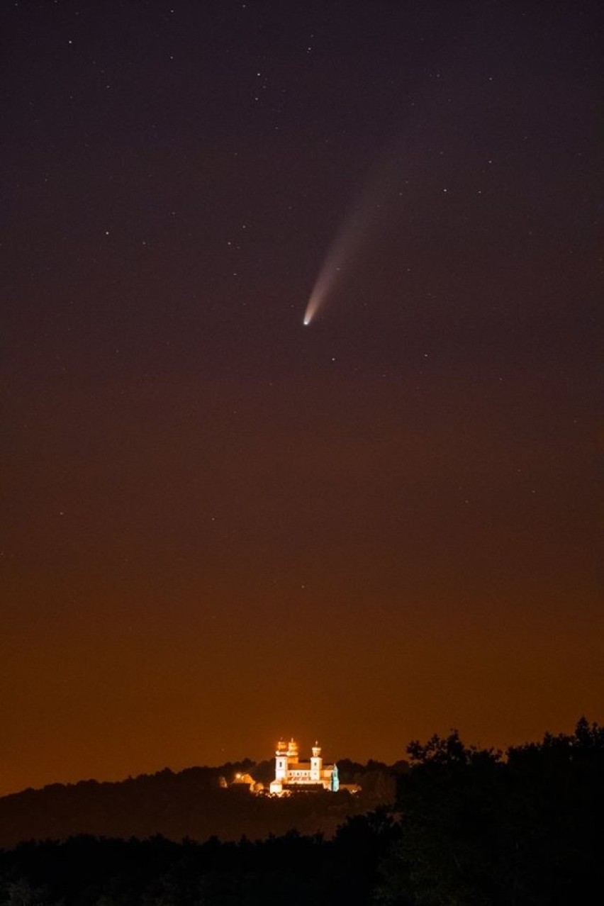 Kometa Neowise nad klasztorem na Bielanach.
