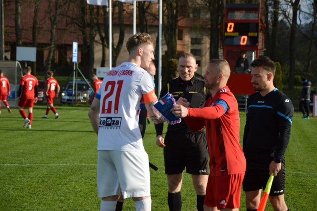W Bożympolu Wielkim zostały dziś rozegrane piłkarskie, IV-ligowe derby powiatu lęborskiego między grającymi w roli gospodarza Aniołami Garczegorze i Pogonią Lębork.