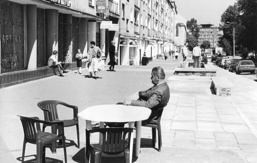 Zwyczajny dzień w Dąbrowie Górniczej... kilkadziesiąt lat temu. Kto pamięta takie miasto? Oto ZDJĘCIA z początku lat 90.!