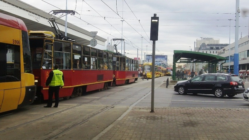 W centrum stanęły tramwaje. Liczne opóźnienia w kursowaniu składów [ZDJĘCIA]