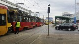 W centrum stanęły tramwaje. Liczne opóźnienia w kursowaniu składów [ZDJĘCIA]