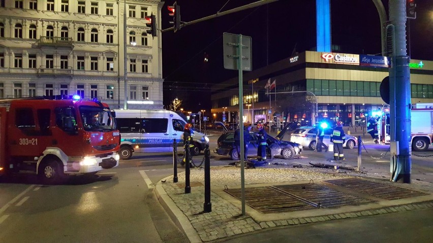 Nocne zderzenie na Emilii Plater. Potężne uderzenie, są...