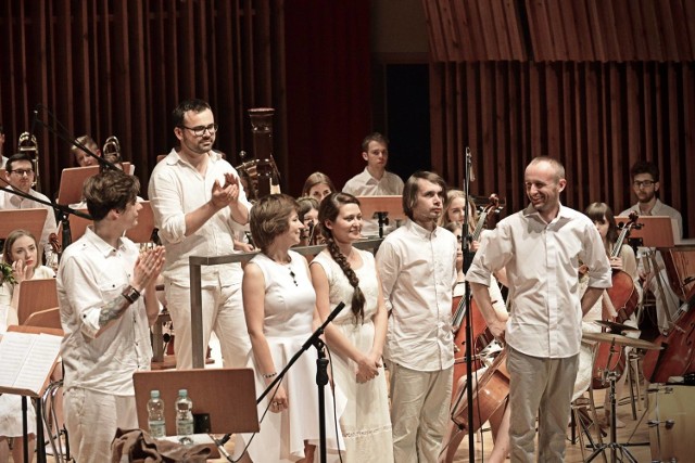 Zespół Frument w towarzystwie Orkiestry Symfonicznej Zespołu Szkół Muzycznych imienia Oskara Kolberga w Radomiu podczas koncertu promującego płytę „Cały na biało”.