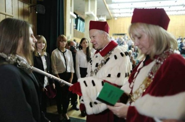 2400 złotych miesięcznie zarabiają średnio absolwenci UMCS w ...