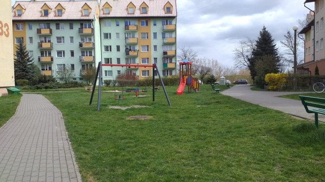 Place zabaw, parki w Chełmnie są zazwyczaj puste - izolacja społeczna to sposób na uniknięcie zarażenia. Skuteczny