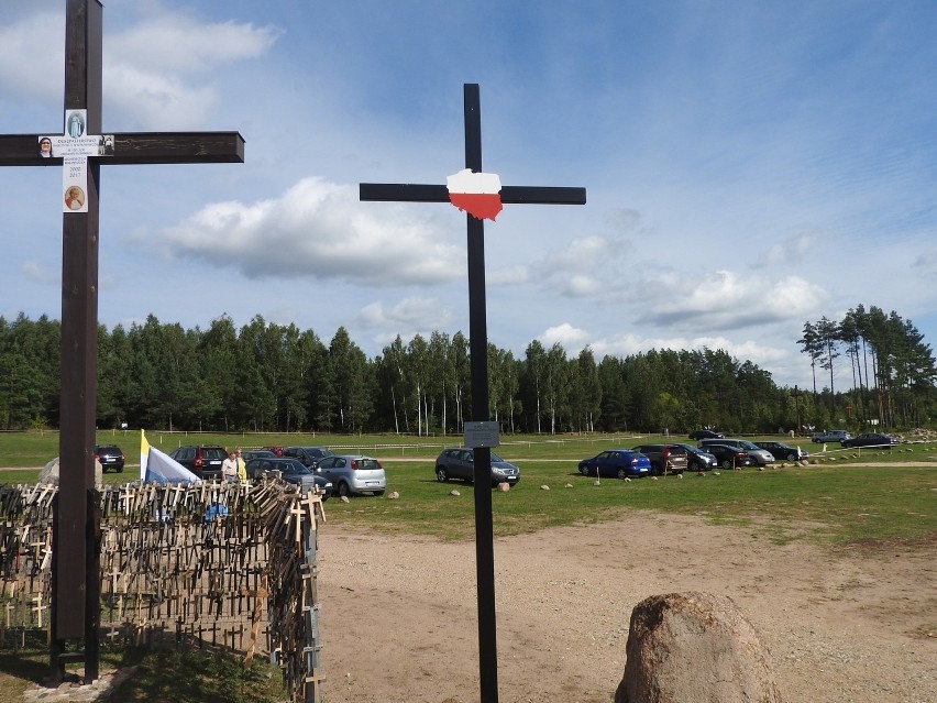 Święta Woda. Na wzgórzu przy sanktuarium Matki Bożej Bolesnej stoi tysiące krzyży. Zostawiali je pielgrzymi z całej Polski