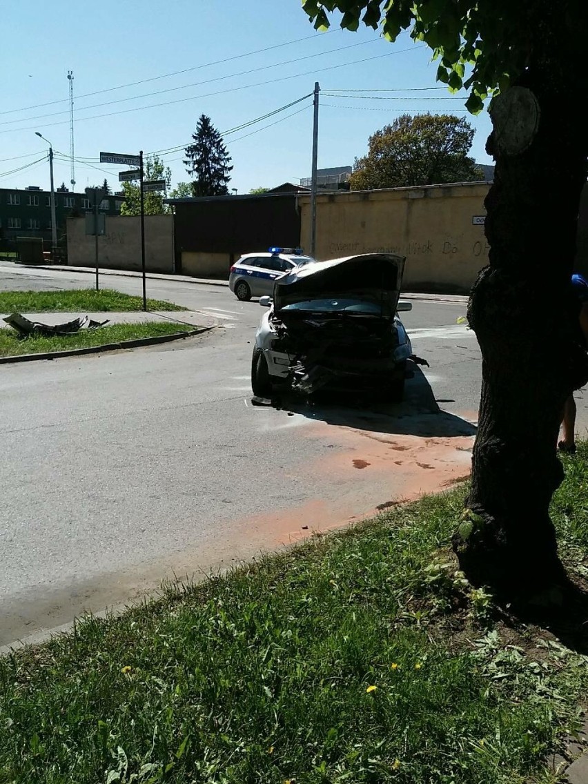 Wypadek w Nowym Stawie. Na skrzyżowaniu zderzyły się dwa auta 