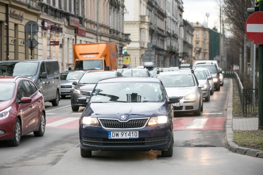 Kraków. Ulica Dietla zwężona do jednego pasa. Mogą być korki