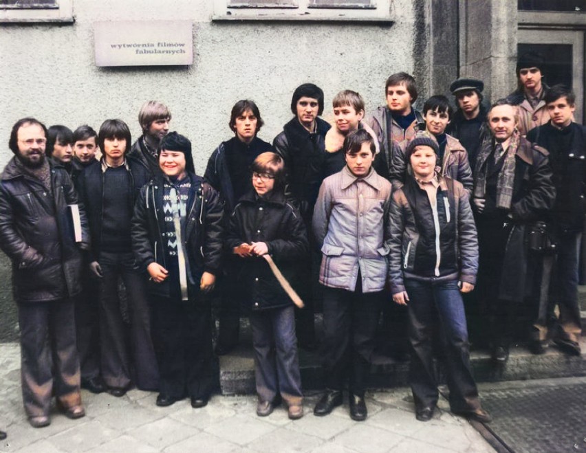 Mocne kolory, dzwony i skórzane kurtki. Zobacz, jak ubierali się mieszkańcy powiatu oleśnickiego w czasach PRL
