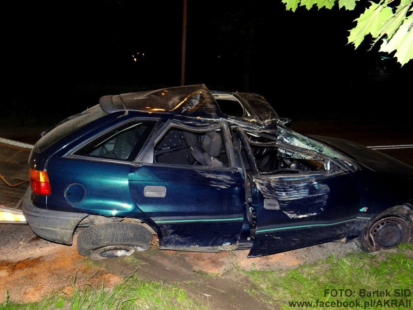 Wypadek w Bielsku-Białej na ul. Górskiej. Pijany kierowca uderzył w drzewo [ZDJĘCIA]