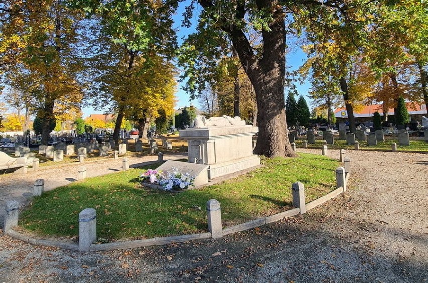 Strzegom: wyczyścili zabytkowy pomnik i posprzątali aleje na cmentarzu