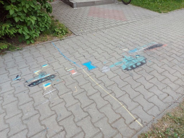 Rysunki dzieci na chodniku przy ulicy Konicza w Zielonej Górze