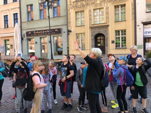 Uczniowie Szkoły Podstawowej w Kuźni ruszyli śladami Mikołaja Kopernika. Wycieczka odbyła się w ramach programu „Poznaj Polskę”