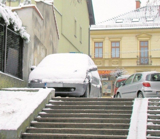 W Wadowicach kierowcy parkują na każdym wolnym skrawku chodników, byle tylko nie płacić za parking