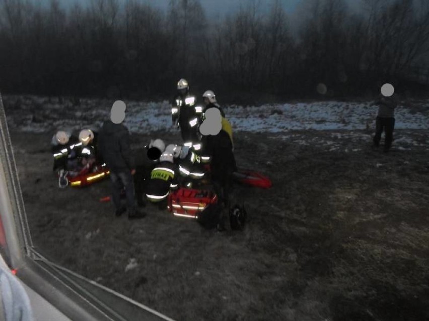 Wypadek w Królowej Górnej. Samochód wpadł w poślizg i potrącił 17-latkę [ZDJĘCIA]