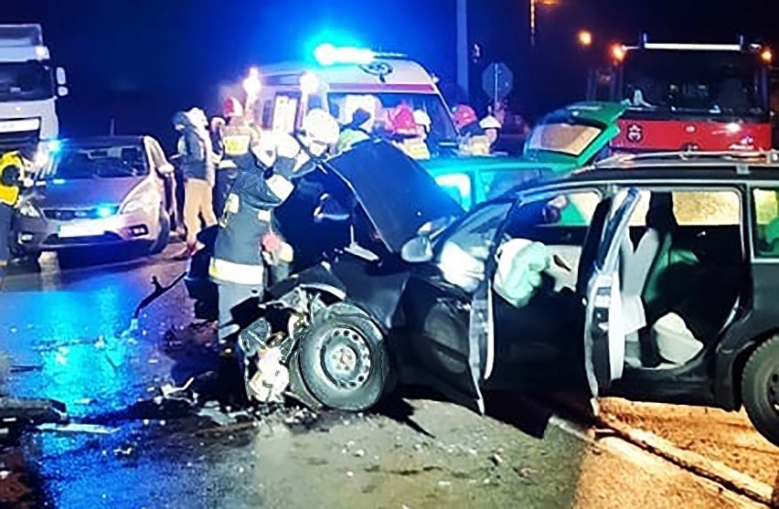 Dwa auta rozbite. Trzy osoby poszkodowane. Groźny wypadek na drodze w dolinie Dunajca