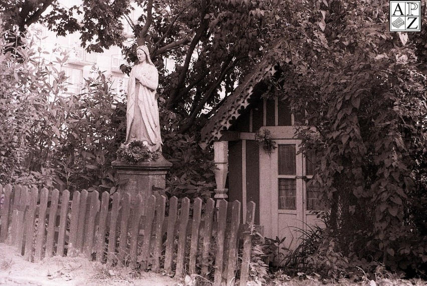 Kapliczka i figura w Hrubieszowie. Zdjęcie wykonał w 1980...